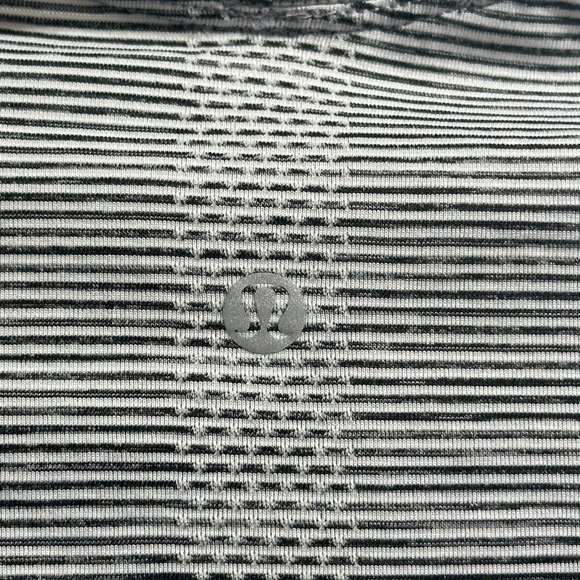 Lululemon Swiftly Tech Short Sleeve Tee Size 4 - Picture 4 of 6